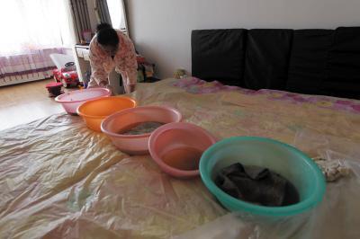 米易楼上漏水，住户失联，小区没物管，业主维权难！律师来支招……